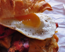 croissant lard hash browns oeufs