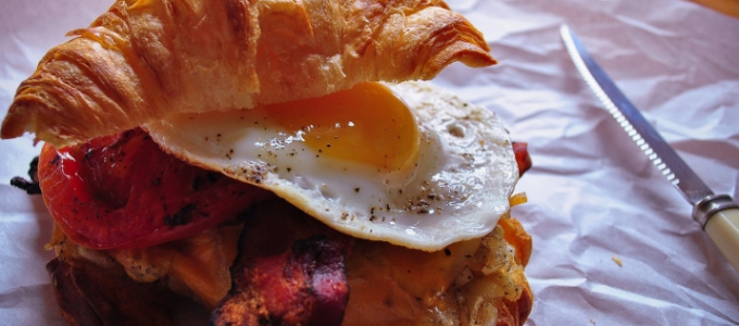 croissant lard hash browns oeufs