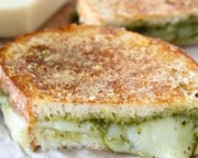 sandwich toaste parmesan pesto