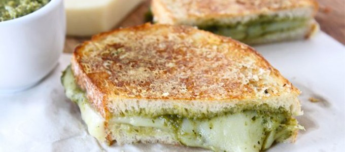 sandwich toaste parmesan pesto